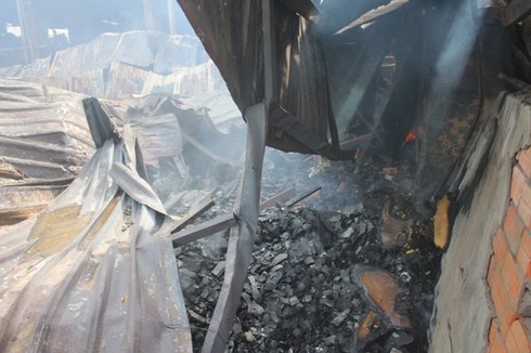 Cháy xưởng trong đêm, nhiều tỷ đồng bị thiêu rụi - ảnh 4