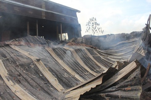Cháy xưởng trong đêm, nhiều tỷ đồng bị thiêu rụi - ảnh 6
