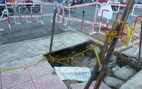 Tiếp tục sụt lún lớn tại đường Hoàng Sa - ảnh 2