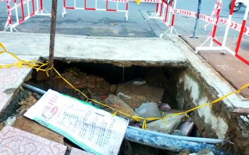 Tiếp tục sụt lún lớn tại đường Hoàng Sa - ảnh 1