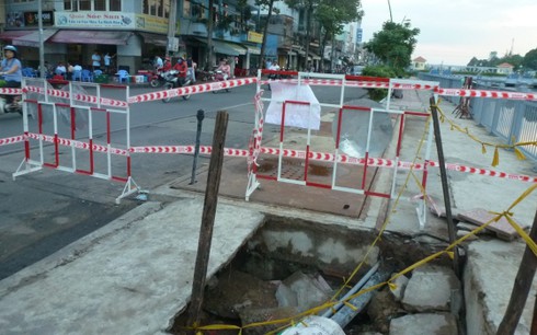 Tiếp tục sụt lún lớn tại đường Hoàng Sa - ảnh 3