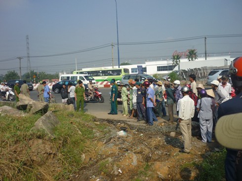 TP.HCM: Phát hiện xác thanh niên chết bất thường ven lề đường - ảnh 1