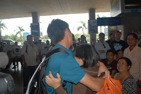 Toàn bộ 18 thuyền viên Saigon Queen được cứu đã về Việt Nam - ảnh 1