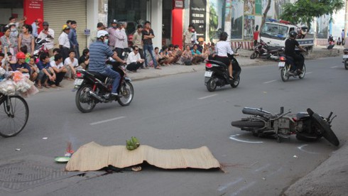 Dân chặn xe khách nghi cán chết người - ảnh 1