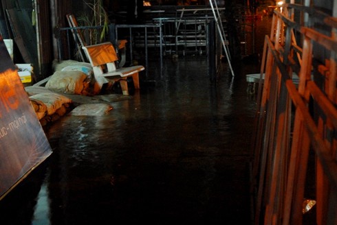 TP.HCM hứng đợt triều cường dữ dội - ảnh 14