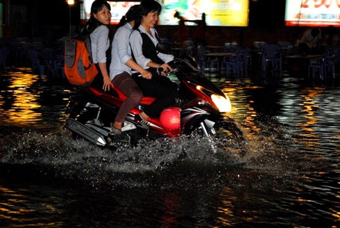 TP.HCM hứng đợt triều cường dữ dội - ảnh 6