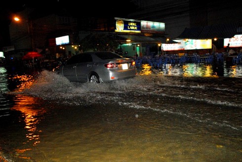 TP.HCM hứng đợt triều cường dữ dội - ảnh 4