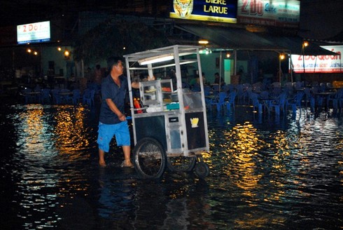 TP.HCM hứng đợt triều cường dữ dội - ảnh 12