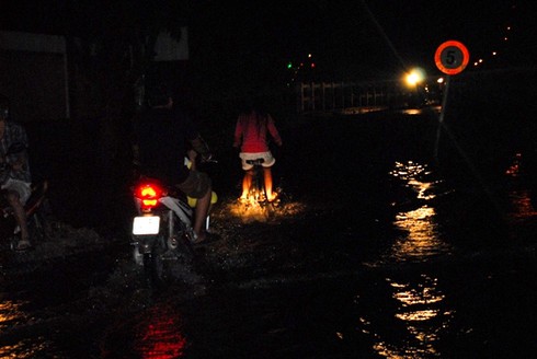 TP.HCM hứng đợt triều cường dữ dội - ảnh 9