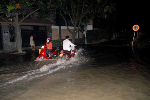 TP.HCM hứng đợt triều cường dữ dội - ảnh 5