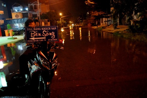 TP.HCM hứng đợt triều cường dữ dội - ảnh 15