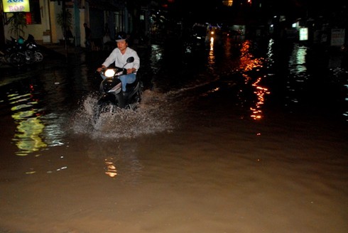 TP.HCM hứng đợt triều cường dữ dội - ảnh 7