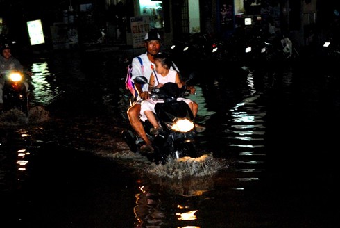 TP.HCM hứng đợt triều cường dữ dội - ảnh 8