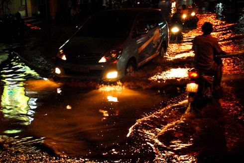 TP.HCM hứng đợt triều cường dữ dội - ảnh 2