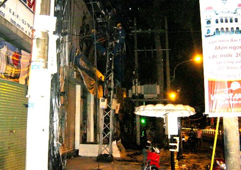 Chập điện, hàng chục mét dây rơi khắp mặt đường - ảnh 2