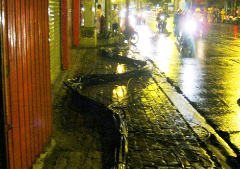 Chập điện, hàng chục mét dây rơi khắp mặt đường - ảnh 1