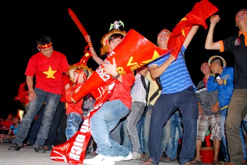 Giới trẻ TP.HCM cuồng nhiệt cùng AFF - ảnh 10