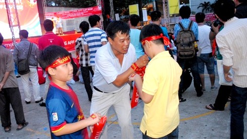 Giới trẻ TP.HCM cuồng nhiệt cùng AFF - ảnh 3