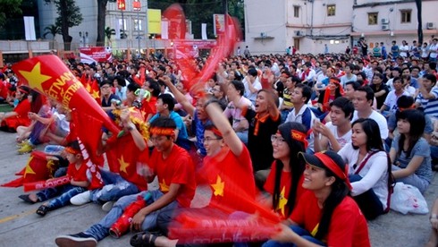 Giới trẻ TP.HCM cuồng nhiệt cùng AFF - ảnh 2