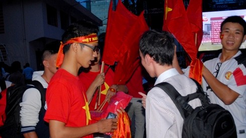 Giới trẻ TP.HCM cuồng nhiệt cùng AFF - ảnh 1