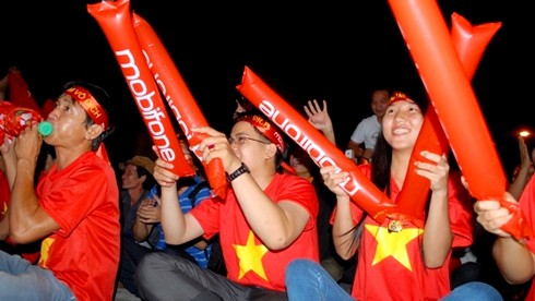 Giới trẻ TP.HCM cuồng nhiệt cùng AFF - ảnh 7