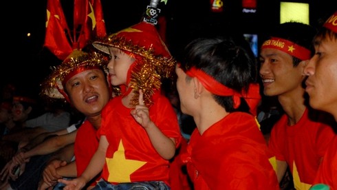 Giới trẻ TP.HCM cuồng nhiệt cùng AFF - ảnh 5