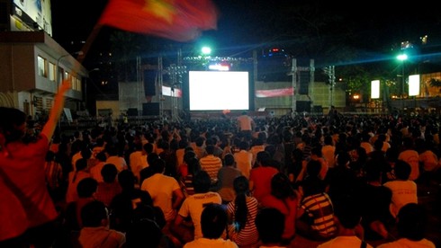 Giới trẻ TP.HCM cuồng nhiệt cùng AFF - ảnh 8