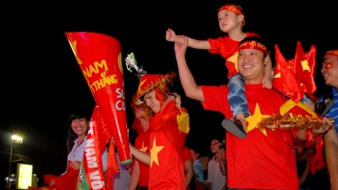 Giới trẻ TP.HCM cuồng nhiệt cùng AFF - ảnh 9