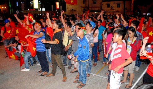 Giới trẻ TP.HCM cuồng nhiệt cùng AFF - ảnh 11