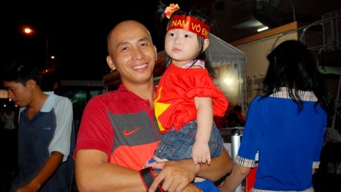 Giới trẻ TP.HCM cuồng nhiệt cùng AFF - ảnh 4