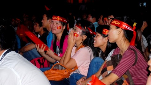 Giới trẻ TP.HCM cuồng nhiệt cùng AFF - ảnh 13