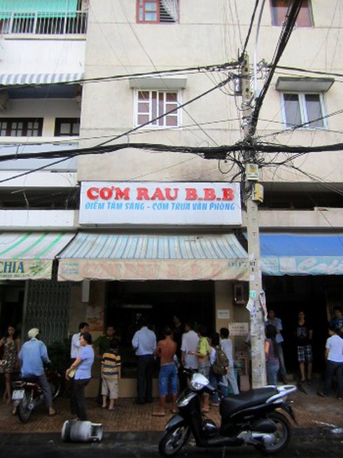 TP.HCM: Quán cơm trong chung cư bốc cháy, 3 người bị bỏng - ảnh 1