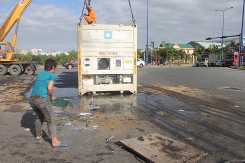 Lật xe container chở cá, tài xế mắc kẹt - ảnh 5
