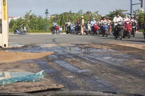 Lật xe container chở cá, tài xế mắc kẹt - ảnh 4