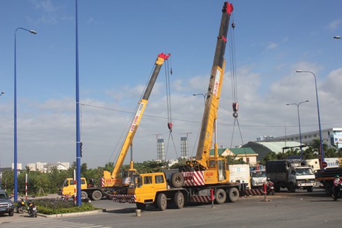 Lật xe container chở cá, tài xế mắc kẹt - ảnh 1