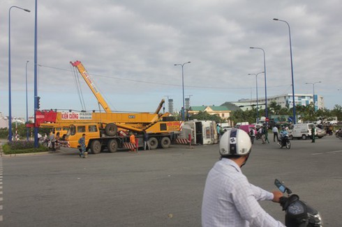 Lật xe container chở cá, tài xế mắc kẹt - ảnh 2