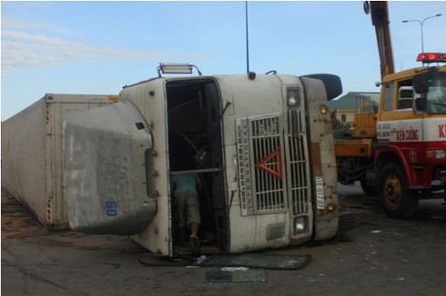 Lật xe container chở cá, tài xế mắc kẹt - ảnh 3