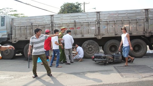 Về nhà lấy vở, nữ sinh bị cán tử vong - ảnh 1