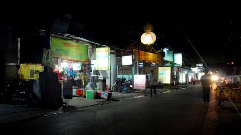 Làng sinh viên đắm chìm trong thú đỏ đen - ảnh 1