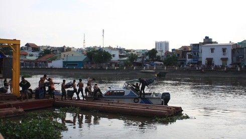 Nằm dưới gầm cầu, bé gái rơi xuống sông chết đuối - ảnh 1