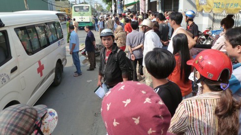Va chạm với xe buýt, nam thanh niên bị cán tử vong - ảnh 2
