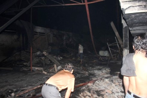 Xưởng hộp cơm cháy rụi - ảnh 4