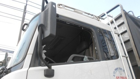 Va chạm giao thông, vác mỏ lết “xử” tài xế - ảnh 3