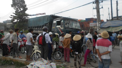 Va chạm giao thông, vác mỏ lết “xử” tài xế - ảnh 1