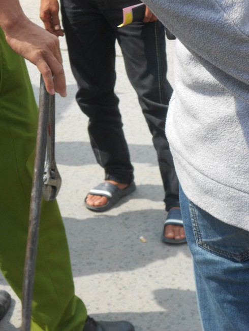 Va chạm giao thông, vác mỏ lết “xử” tài xế - ảnh 2