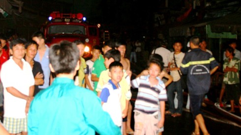 Căn nhà ngay sát chợ bốc cháy - ảnh 4