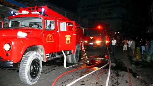 Căn nhà ngay sát chợ bốc cháy - ảnh 3