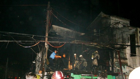 Căn nhà ngay sát chợ bốc cháy - ảnh 1