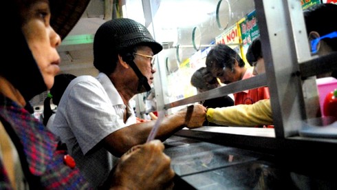 Ngày đầu bán vé xe Tết, báo “hết từ tuần trước” - ảnh 1