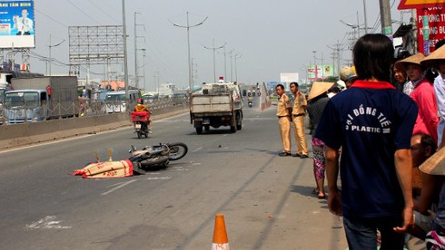 Xe máy bị húc sang làn ô tô, cháu bé 12 tuổi tử vong - ảnh 1